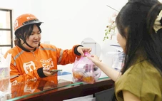 Tiếp sức đến trường lần thứ 3 cho sinh viên có cha mẹ đều khiếm thị