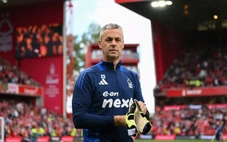 HLV ở Premier League phải khâu 6 mũi vì ăn mừng quá khích