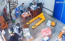 Nam thanh niên cầm dao lao vào trong nhà chém liên tiếp làm 3 người bị thương