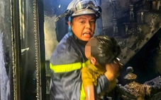 Giải cứu 3 người kẹt trong ngôi nhà đang cháy to, cảnh sát bế em nhỏ thoát nạn
