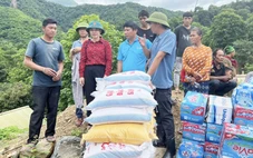 Sẻ chia hàng cứu trợ cho người Lào: 'Nghĩa tình không biên giới'