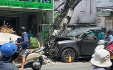 Xe bán tải mất lái tông gãy cột điện ở phường Thủ Đức, nghi do tài xế đột tử
