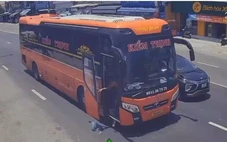 Dừng đèn đỏ trên quốc lộ 1, nhân viên xe khách thản nhiên vứt rác xuống đường