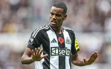 Isak nổi loạn, công khai 'bật' Newcastle