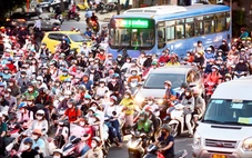 TP.HCM: Tính sớm chuyện 'nhường đường' cho xe buýt