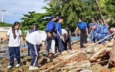 Thu gom khoảng 1 tấn rác thải nhựa ở khu vực biển Phú Quốc