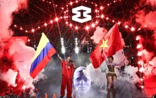 J Balvin cùng tlinh cầm cờ Việt Nam và cờ Colombia, khoảnh khắc cảm động nhất ở 8Wonder