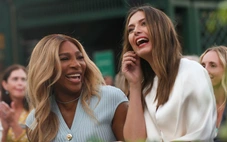 'Khoảnh khắc thế kỉ': Serena giới thiệu Sharapova vào Đại sảnh Danh vọng quần vợt