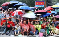 Người dân đội nắng, mưa 12 tiếng chờ xem tổng hợp luyện diễu binh lần 2