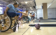 Người khuyết tật chơi bowling: Khi nghị lực lăn tròn cùng quả bóng 8kg