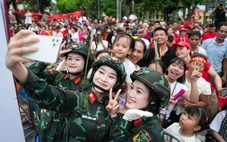 Chiến sĩ chụp ảnh, hát với người dân trước giờ tổng hợp luyện