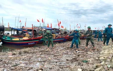 Bộ đội cùng ngư dân chằng buộc tàu thuyền ứng phó bão số 5