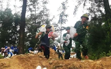 Hàng trăm người được huy động để gia cố bờ biển ứng phó bão số 5