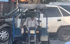 Chạy xe ba gác chở 'xác' ô tô, người đàn ông ở TP.HCM bị phạt