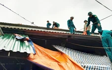 Điện giật khi chằng mái nhà chống bão, chồng chết, vợ con bị thương