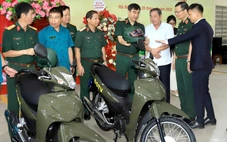 Tổng cục Hậu cần - Kỹ thuật bàn giao hàng trăm mô tô cho ban chỉ huy quân sự cấp xã