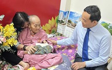 Bí thư Trần Lưu Quang trao Huy hiệu 80 năm tuổi Đảng cho cụ Trần Thị Mỹ Xuân