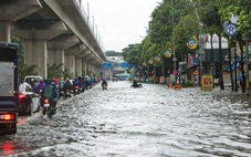 Vì sao loạt tuyến phố Hà Nội ngập trong ‘biển nước’ sáng 26-8?