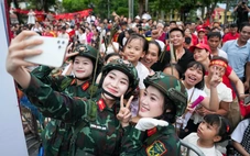 Bí quyết trang điểm 'vượt nắng, thắng mưa' hot rần rần của các chiến sĩ nữ A80