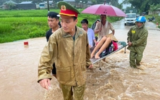 Công an vượt mưa lũ đưa sản phụ đến bệnh viện sinh con