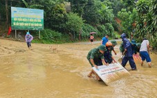 Sạt lở hàng trăm mét khối đất đá từ đồi xuống đe dọa trường học