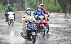 TP.HCM mưa to ào ào giờ đi làm, người dân đội mưa đến công sở