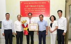 Trao Huy hiệu 45 năm tuổi Đảng cho ông Châu Hoàng Nhơn