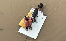 Hà Nội mưa bão số 5 cả đêm, nhiều đường ngập sâu, giao thông tê liệt