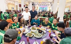 Chủ nhà hàng tiệc cưới mời cơm hàng trăm công nhân dọn vệ sinh môi trường sau bão số 5
