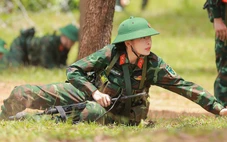 Chi Pu đẹp mạnh mẽ, sáng bừng trong Sao nhập ngũ
