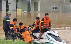 Cảnh sát cứu người đàn ông chới với giữa dòng nước lũ chảy xiết