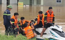 Cảnh sát cứu người đàn ông chới với giữa dòng nước lũ chảy xiết