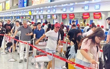 Giá vé máy bay Hà Nội tăng vọt, nhiều khách chọn bay đêm