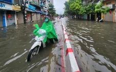 Nhiều tuyến phố ở Hà Nội vẫn đang ngập nặng, dân bì bõm lội nước