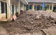 Lũ cuốn hàng trăm mét khối đất đá vào trường ở xã biên giới Thanh Hóa