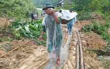 Bộ đội biên phòng dùng cáng đưa hai người bị thương đến bệnh viện