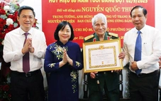 Trung tướng Nguyễn Quốc Thước nhận Huy hiệu 80 năm tuổi Đảng ở tuổi 99