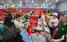 Người dân TP.HCM hào hứng săn hàng giảm giá đến 80%... 'dưới lòng đất'