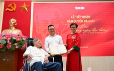 Nhạc sĩ Phạm Tuyên tặng bản quyền bài hát ‘Như có Bác trong ngày đại thắng’ cho báo Nhân Dân