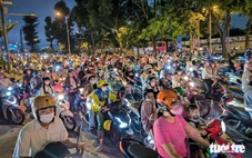 Phân luồng từ xa, túc trực ở dốc cầu Bình Triệu 1 để giảm ùn ứ