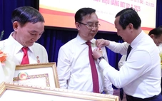Giám đốc Sở Văn hóa - Thể thao TP.HCM Trần Thế Thuận nhận Huy hiệu 30 năm tuổi Đảng