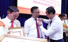 Giám đốc Sở Văn hóa - Thể thao TP.HCM Trần Thế Thuận nhận Huy hiệu 30 năm tuổi Đảng