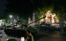 Đoàn xe tăng đi qua khu vực đền Quán Thánh hướng vào Quảng trường Ba Đình