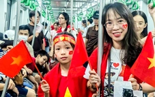 Chuyến tàu Metro Hà Đông - Cát Linh tấp nập, xuyên đêm