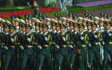Khối quân đội Trung Quốc xuất hiện tập luyện sớm tại Quảng trường Ba Đình chờ tổng duyệt