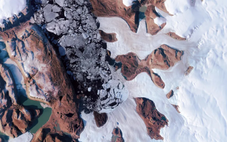 Bất ngờ hồ nước ngầm trồi lên từ mặt băng Greenland