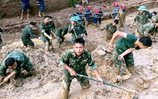 Quân đội khẩn cấp cứu trợ, dựng nhà bạt dã chiến cho dân vùng lũ Điện Biên
