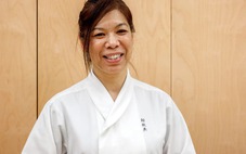 Yêu chồng, thành nữ đầu bếp sushi đầu tiên giành sao Michelin