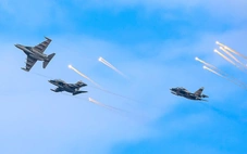 Tiêm kích Su 30-MK2 thả đạn nhiễu, trực thăng kéo cờ trên bầu trời thủ đô