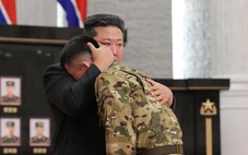 Ông Kim Jong Un hứa mang lại cuộc sống tốt đẹp cho gia đình binh sĩ tử trận ở Nga